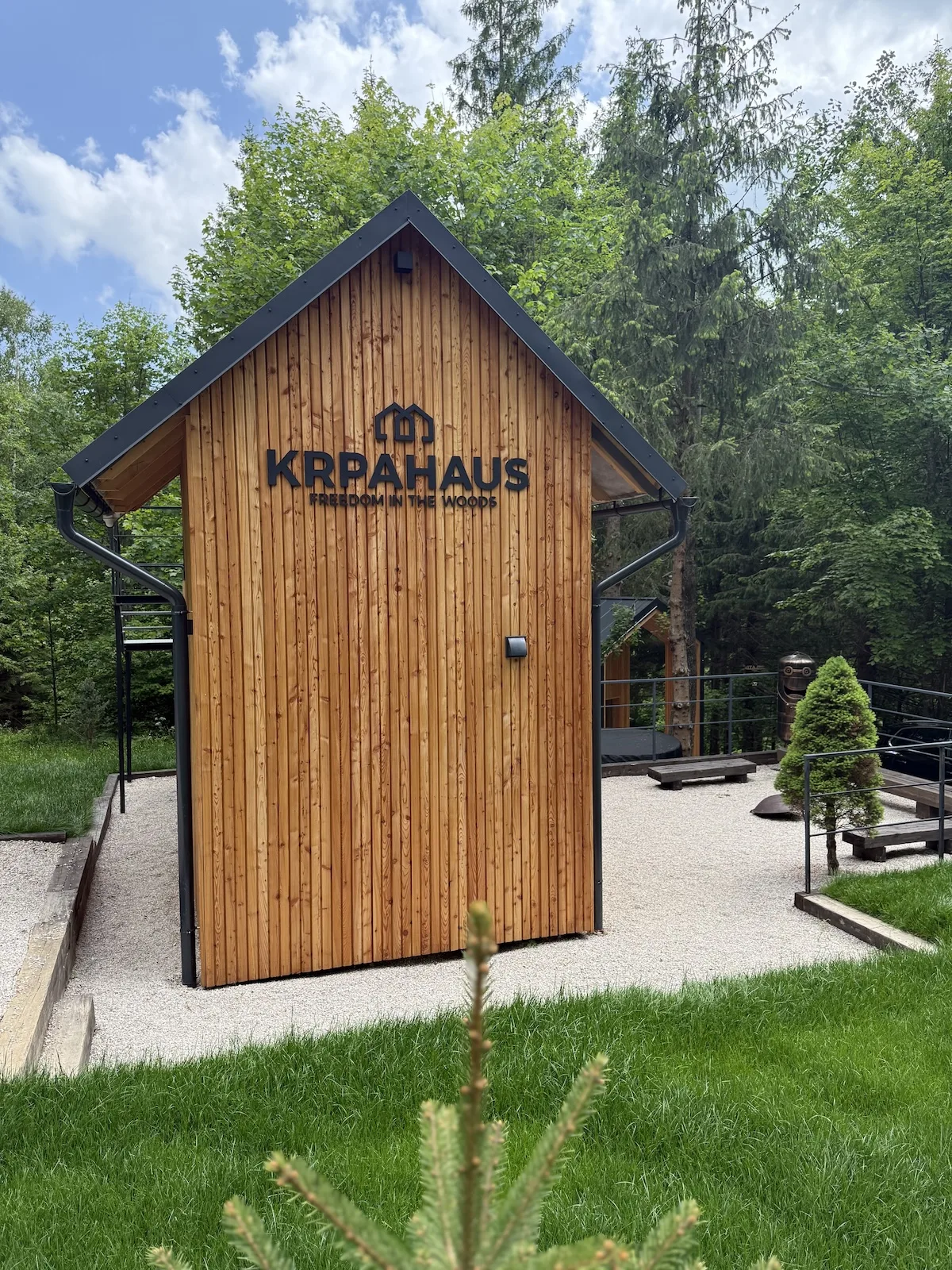 Krpahaus No°1 – Terasa medzi stromami